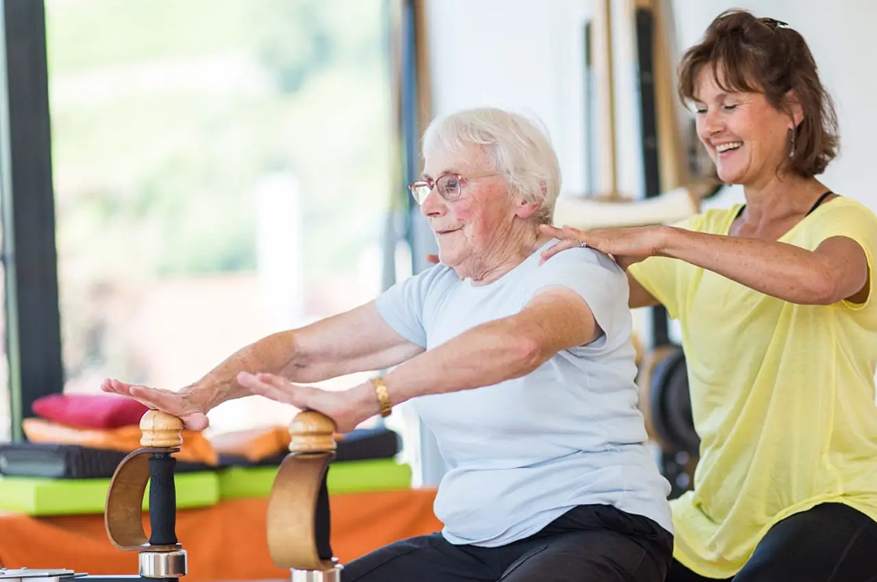 GYROTONIC®-Training für Senioren zur Aufrichtung des Körpers und mehr Beweglichkeit. Studio Peter-Thumb-Straße, Freiburg im Breisgau